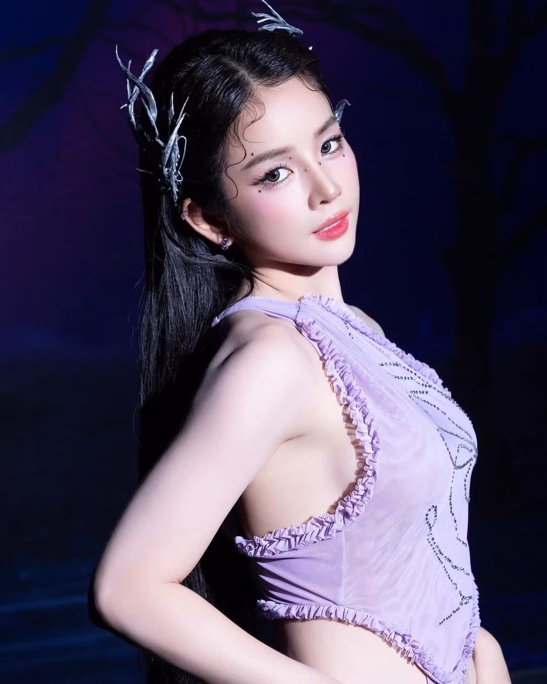 Cách đây 1 ngày, Chị đẹp đạp gió 2024 - một trong những show thu hút rất nhiều sự chú ý thời gian gần đây đã cho lên sóng MV bài hát chủ đề. Dù chỉ xuất hiện vài giây trong MV, thế nhưng DJ Mie đã khiến nhiều người ấn tượng với nhan sắc cùng tạo hình đặc biệt của mình