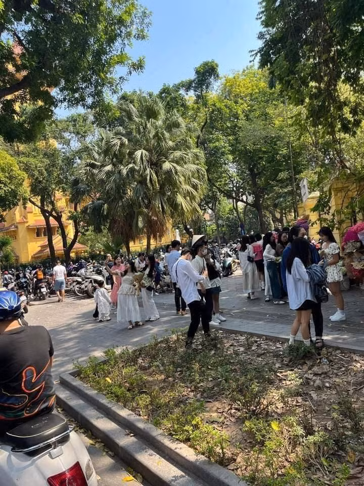 Thời điểm về trưa, nắng bắt đầu gắt hơn, tuy nhiên chính thế mà các bức ảnh được chụp sẽ lung linh hơn nên rất nhiều người vẫn kiên nhẫn tìm góc vắng người nhất có thể để chụp ảnh. (Ảnh: Linh Nguyễn)