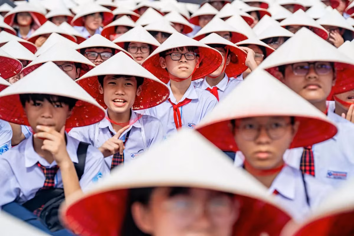 Tiếng reo hò khắp sân, vang vọng cả quảng trường Ngọ Môn.