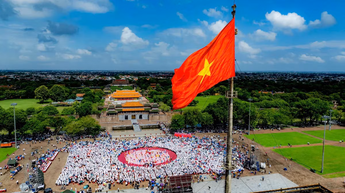 Quảng trường Ngọ Môn - Đại Nội Huế được chọn làm điểm cầu truyền hình trực tiếp Chung kết Đường lên đỉnh Olympia năm thứ 24 tại tỉnh Thừa Thiên Huế.