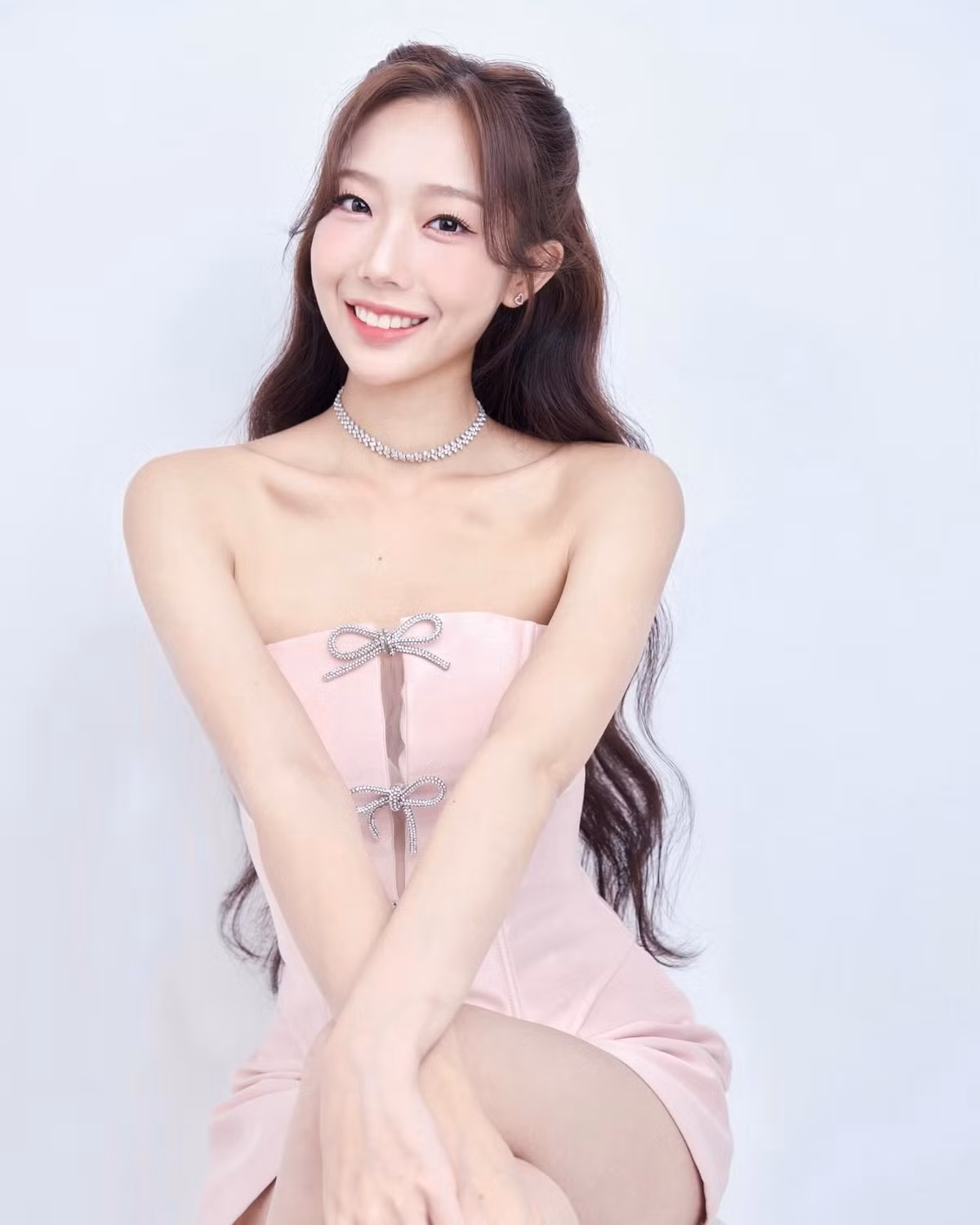 Yuna Vũ là cựu sinh viên khoa Ngôn ngữ và Văn hóa Hàn Quốc tại Đại học Ngoại ngữ - Đại học Quốc gia Hà Nội. Nhờ vậy cô có khả năng nói tiếng Hàn khá tốt. Đây là ưu điểm khiến nhiều người ấn tượng với cô nàng khi mới tham gia show Đảo Thiên Đường.
