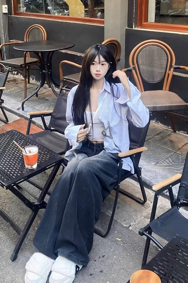Hiện tại, Mỹ Lệ vẫn làm công việc livestream mỗi tối. Các sản phẩm cô nàng thường lựa chọn chủ yếu là mặt hàng thời trang trẻ trung.
