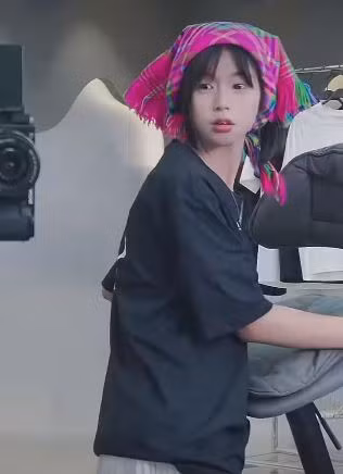 Với những phiên livestream đầu tiên, cô nàng thường mang chiếc khăn truyền thống của dân tộc mình lên sóng trực tiếp.