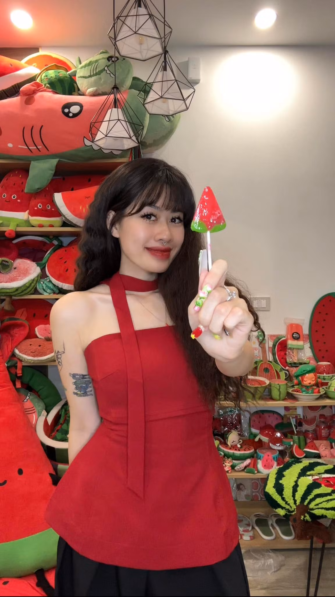 Kim Hấu nổi lên nhờ loạt video với content độc lạ thể hiện tình yêu với dưa hấu. Cô nàng thường săn lùng những đồ vật hình dưa hấu hay lấy cảm hứng từ quả dưa hấu. Chính vậy, Kim Hấu sở hữu một bộ sưu tập từ thời trang, vật dụng, phụ kiện hình quả dưa hấu.