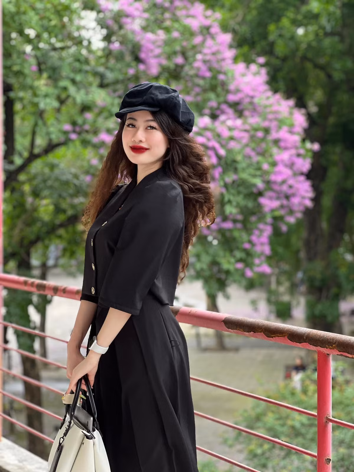 Hiện tại, sau khi đã xây dựng được kênh Tiktok với khá nhiều người theo dõi cũng như lượng lượt xem ổn định, cô nàng đã đa dạng hóa nội dung hơn. Không chỉ còn là những video đi săn đồ dùng hình dưa hấu nữa mà bắt đầu bắt trend TikTok, hay chia sẻ những khoảnh khắc đời thường, những chuyến du lịch...