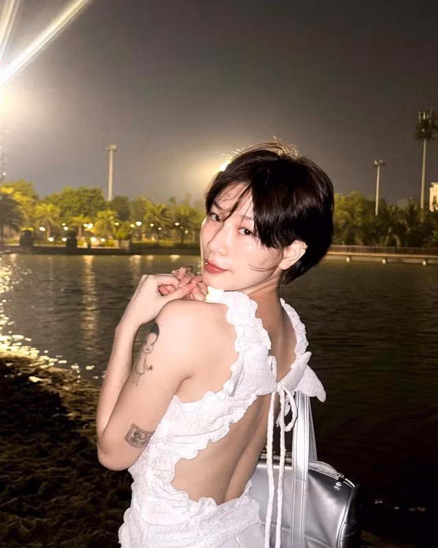 Thạch Trang chọn cách ghi lại toàn bộ mọi thứ qua lăng kính của mình dù đó là trải nghiệm vui, buồn, mới lạ. Nữ du học sinh cũng thoải mái trong việc chia sẻ quan điểm sống, hay các kinh nghiệm du học. Gần đây, cô nàng lấn sân sang lĩnh vực làm video ngắn với những video phối đồ đầy ấn tượng.