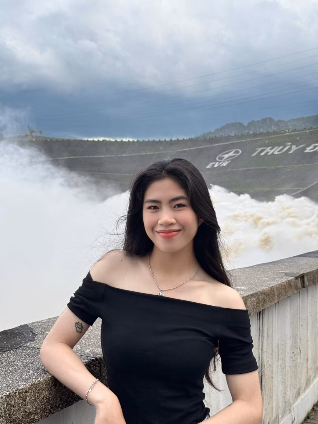 Ngoài đời, Thanh Nhã thường mặc đồ đơn sắc, ít màu mè. Có thể nói, cô là một trong những cầu thủ sở hữu phong cách thời trang sành điệu nhất của đội tuyển bóng đá nữ Việt Nam.