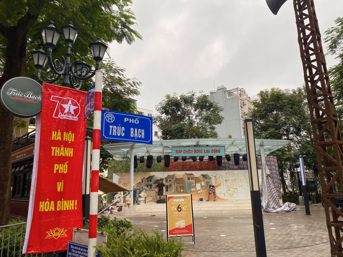 Bức tranh này là một phần của Dự án Leng Keng Di Sản, được đặt tại tại Khu phố ẩm thực đêm Đảo Ngọc Ngũ Xã.