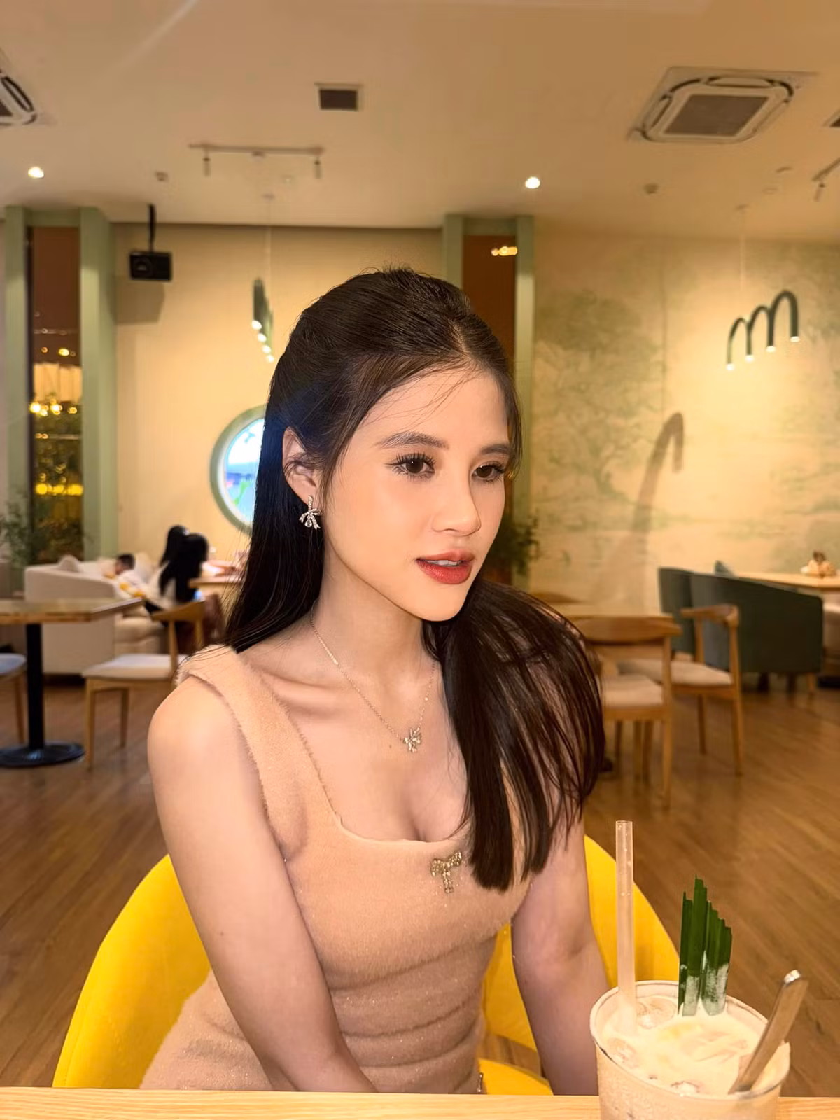 Trong những bức hình mới đăng tải, cô nàng khoe nhan sắc xinh đẹp, ngọt ngào.