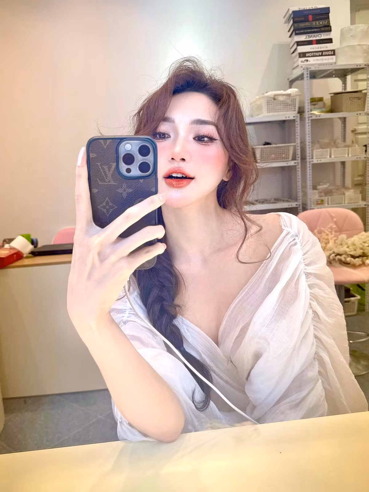Cô nàng cũng tập trung cho việc chăm sóc, hoàn thiện bản thân. Thời gian qua, Ngọc Nữ giảm cân, duy trì hình thể mảnh dẻ, vẻ đẹp mong manh. Nhiều bạn bè khen cô ngày càng mặn mà, đằm thắm nhưng vẫn giữ được sắc vóc gợi cảm.