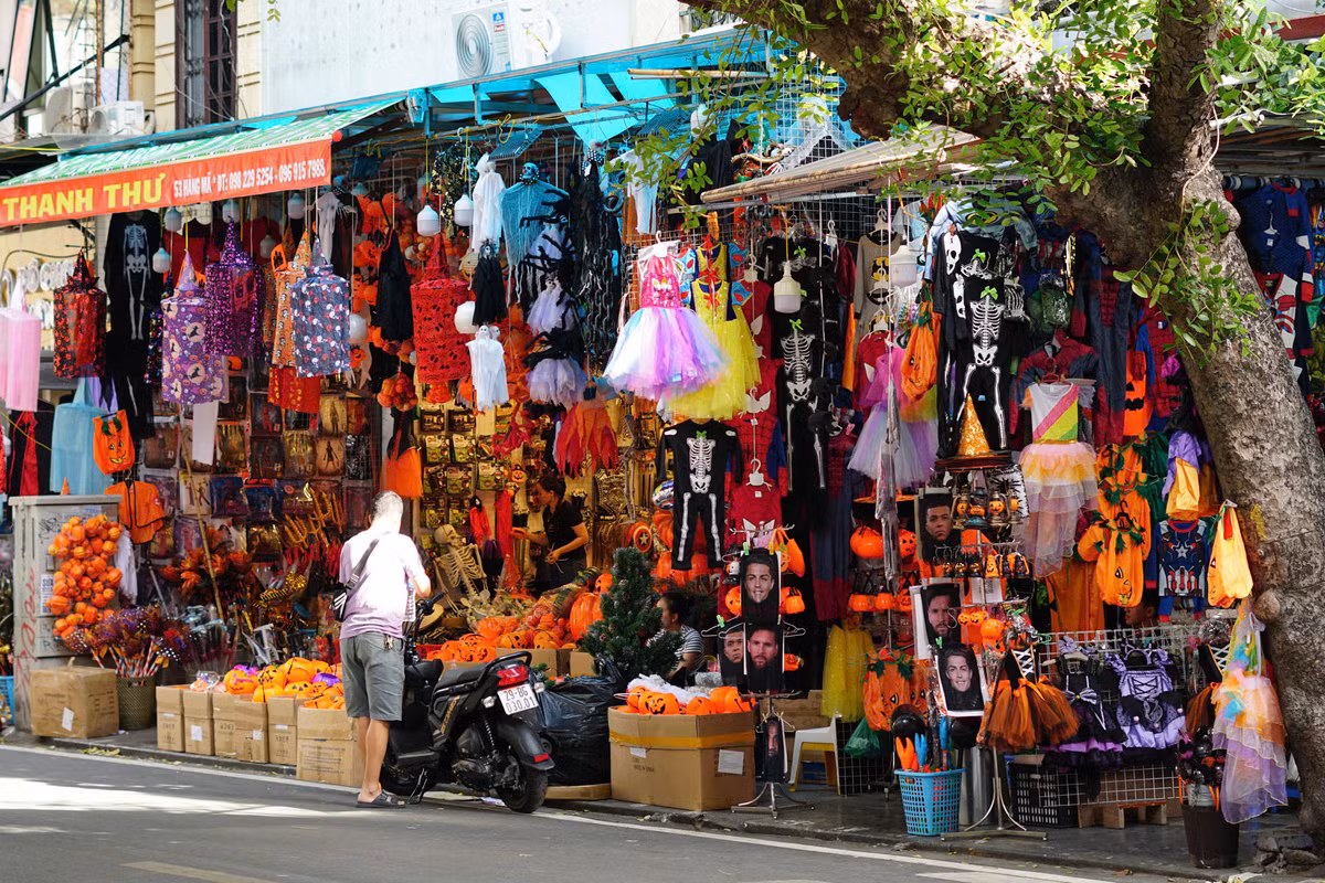 Những ngày vừa rồi thời tiết khá mát mẻ nên lượng khách hàng ban đêm đến Hàng Mã đông hơn.