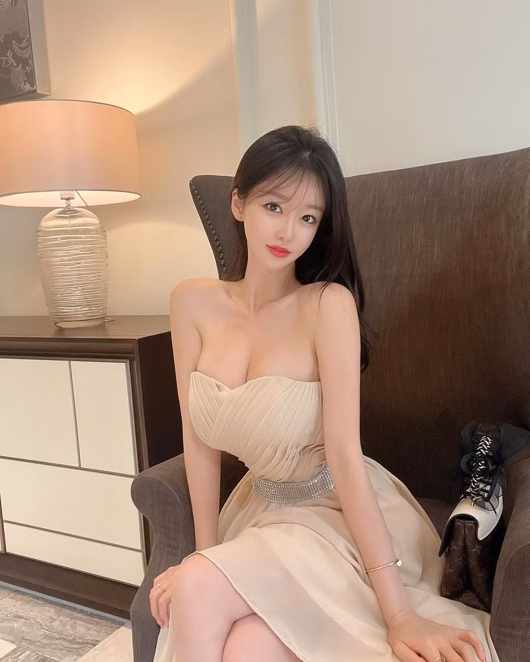Nhờ sở hữu gương mặt xinh đẹp cùng thân hình chữ S mẫu mực, cô nàng cân được mọi trang phục. Yoon Jung theo đuổi phong cách nữ tính, sang chảnh chuẩn quý cô. (Ảnh: IGNV)