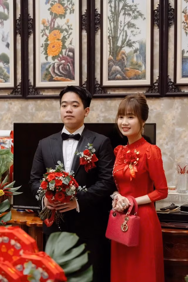 Tấm hình chị Lanh chụp ảnh cùng con trai nhận được nhiều lời cảm thán từ netizen: "Cứ như là 2 chị em vậy", "38 tuổi đã lên chức bà sui, quá trẻ, tui 35 tuổi vẫn chưa chồng", "38 tuổi đây ư, nhìn như chỉ vừa ngoài 20 thôi, quá trẻ đẹp luôn".