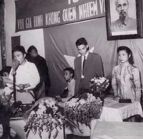 Đám cưới làng quê thời ấy giản dị mà thân tình, ấm áp.