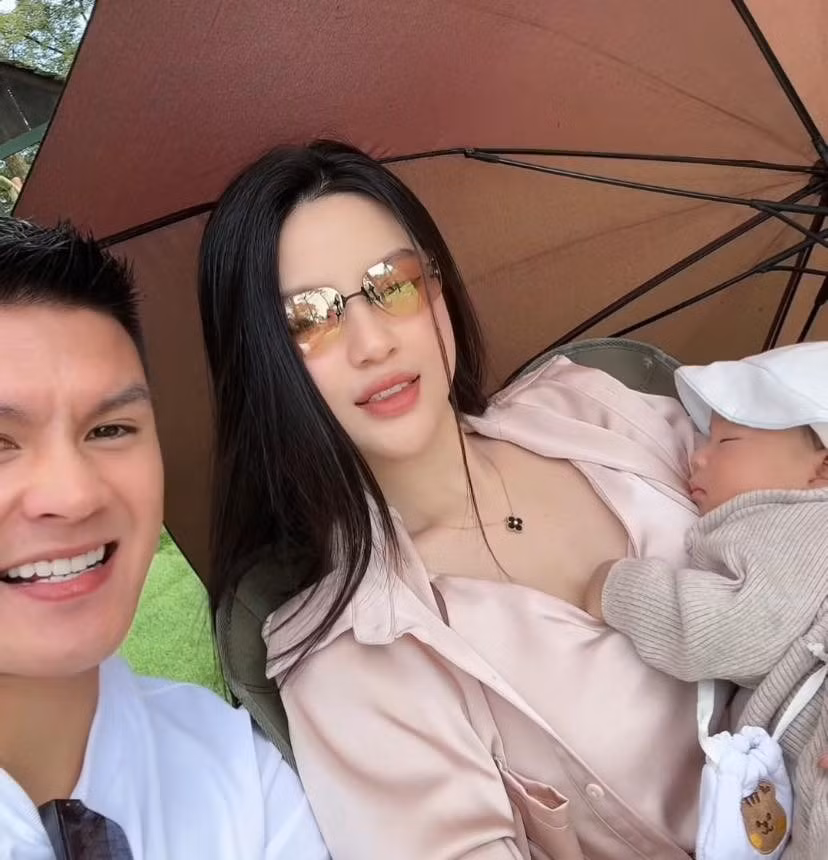 Em bé Lido ngủ ngoan trong vòng tay của mẹ.