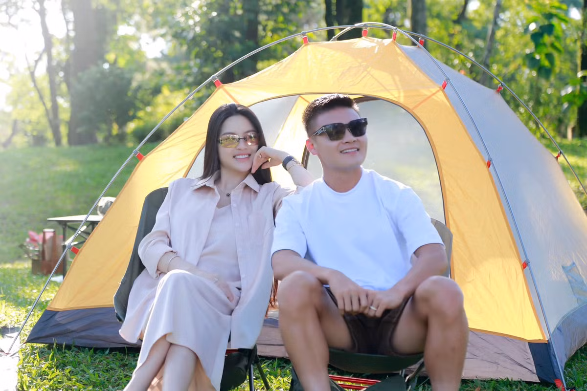 Sau một thời gian "ở cữ", mới đây vợ chồng Quang Hải cùng gia đình đã có chuyến dã ngoại đầu tiên.