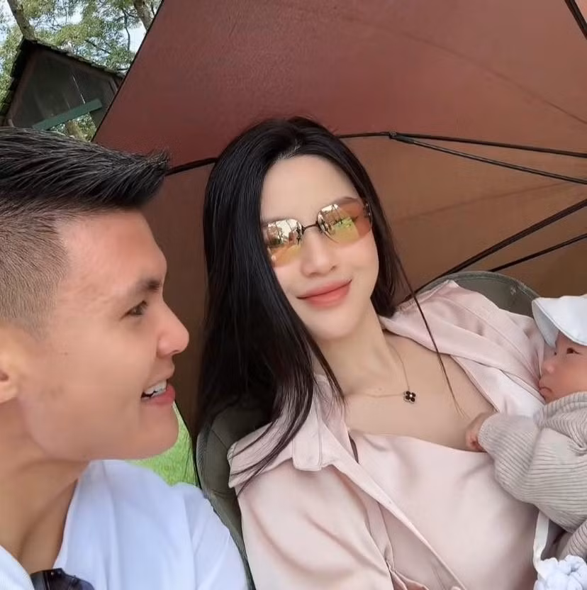 Nhan sắc Chu Thanh Huyền được nhiều người khen chuẩn sắc vóc "gái một con trông mòn con mắt".