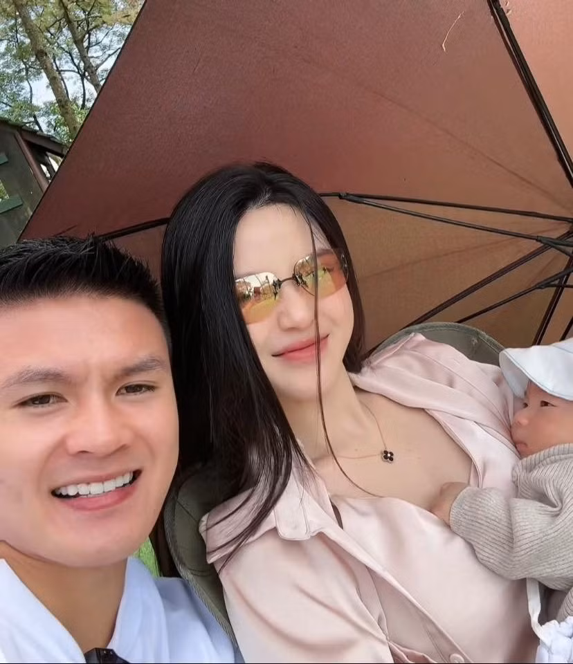 Đặc biệt, sắc vóc của bà xã Quang Hải khiến nhiều người phải xuýt xoa. Chỉ mới 3 tháng sau khi sinh em bé, Chu Thanh Huyền không hề bị phá nét mà đã lấy lại được vóc dáng, thậm chí thêm phần quyến rũ, gợi cảm.