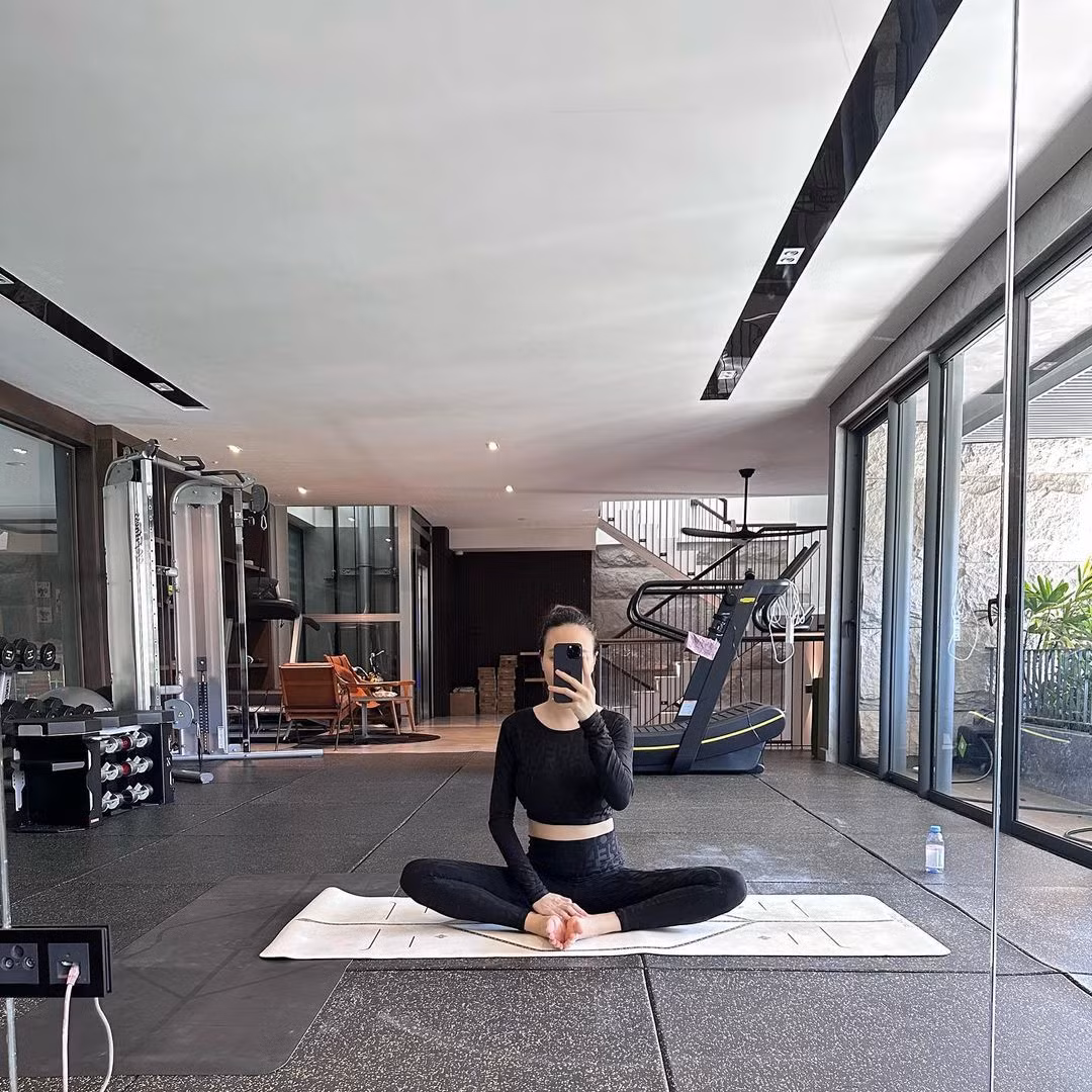 Căn nhà của Đàm Thu Trang còn có một khu vực với máy chạy, nơi tập yoga. (Ảnh: Tiktok, IGNV)