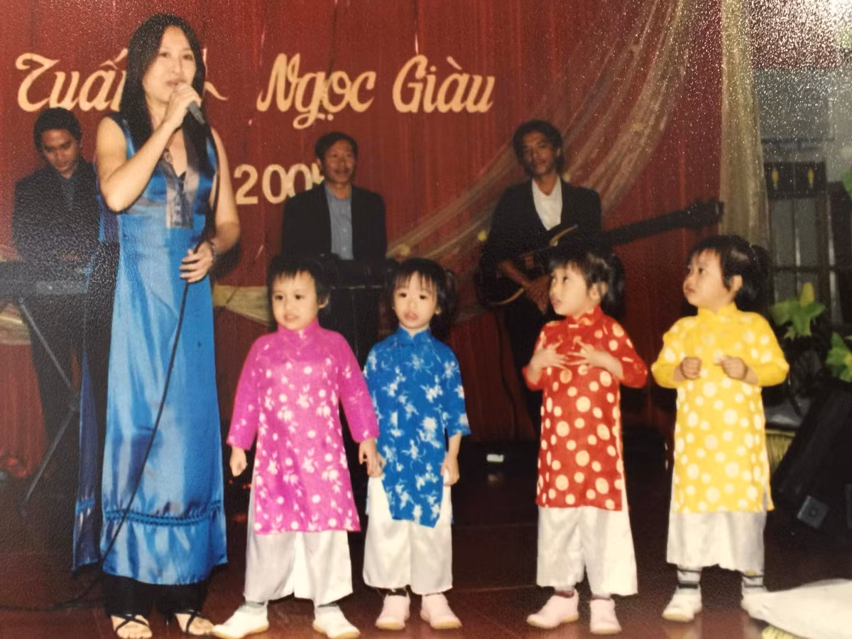 Mới đây, bài đăng của một cô gái thu hút sự chú ý từ netizen vì câu chuyện đặc biệt của gia đình cô. Nhân dịp sinh nhật tuổi 23, Phạm Nguyễn Linh Lan (quê TPHCM, hiện sống ở Mỹ) đã đăng tải loạt ảnh khoe hình ảnh các chị em sinh tư với tên gọi khá đặc biệt: Mai, Lan, Cúc, Trúc.