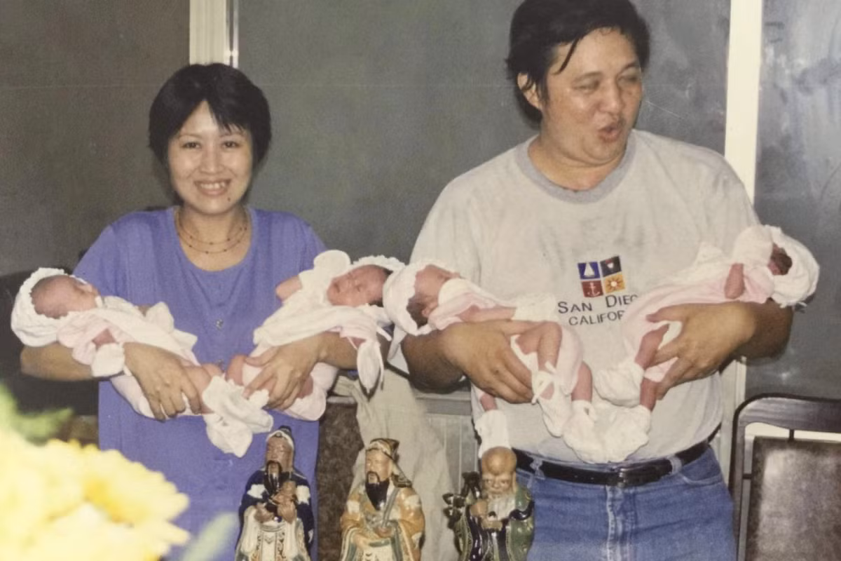 4 chị em ra đời bằng phương pháp thụ tinh ống nghiệm tại Việt Nam hồi năm 2001. 4 chị em cùng phôi thai trong bụng mẹ và ra đời cùng ngày cùng tháng cùng năm, nhưng khác trứng. Vì thế, diện mạo của 4 người có sự khác biệt.