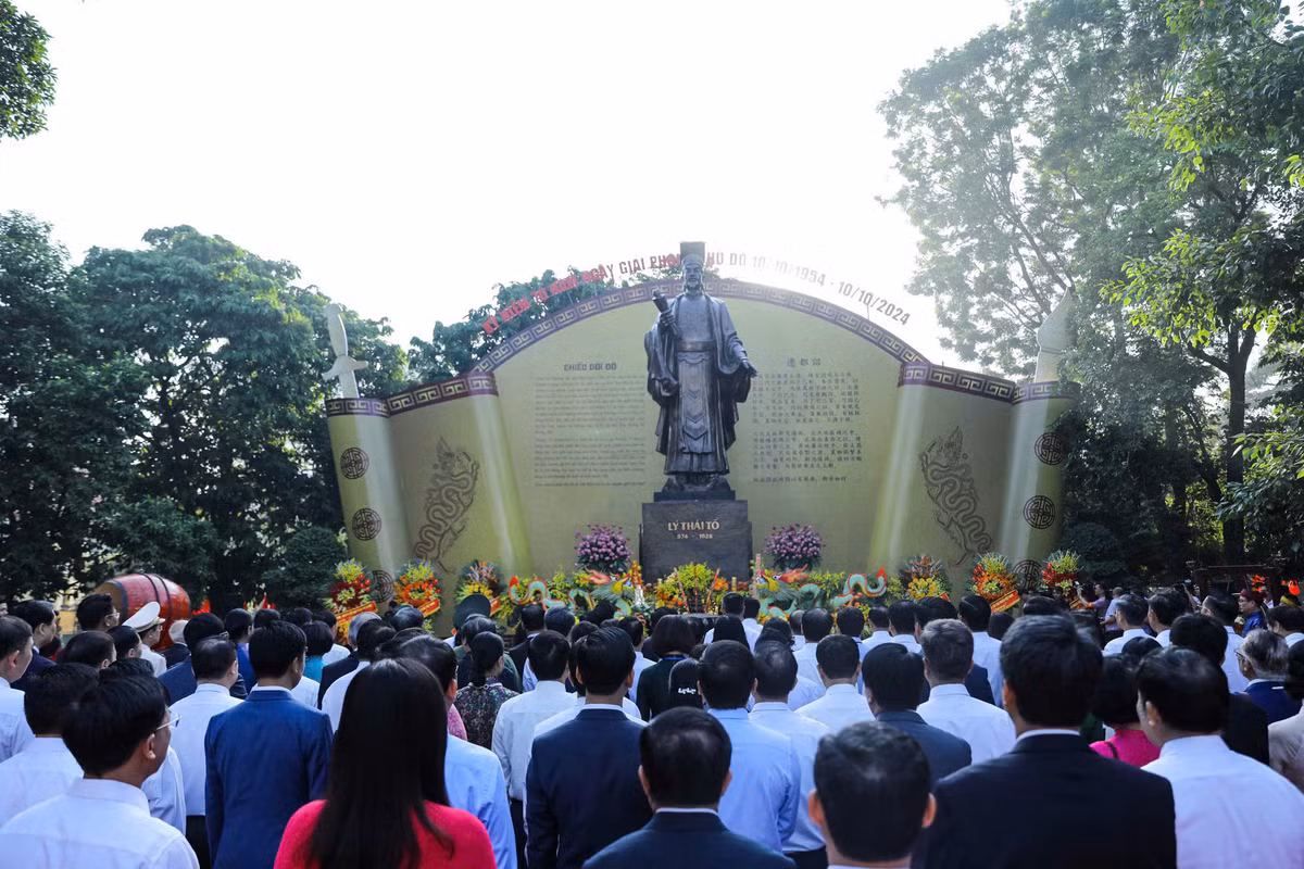 Thủ tướng Phạm Minh Chính, Thường trực Ban Bí thư Lương Cường cùng các đồng chí lãnh đạo Trung ương và thành phố Hà Nội đã dâng hương tại tượng đài Vua Lý Thái Tổ, mở đầu "Ngày hội Văn hóa vì hòa bình", diễn ra tại phố đi bộ hồ Gươm.
