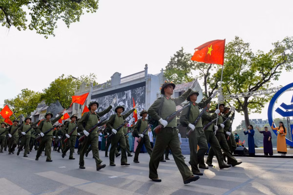 Điểm nhấn ấn tượng trong chương trình sáng nay là màn thực cảnh tái hiện thời khắc lịch sử trọng đại của Thủ đô và đất nước ngày 10/10/1954, khi đoàn quân tiến về tiếp quản Thủ đô trong rợp trời cờ, hoa và niềm hân hoan chiến thắng.