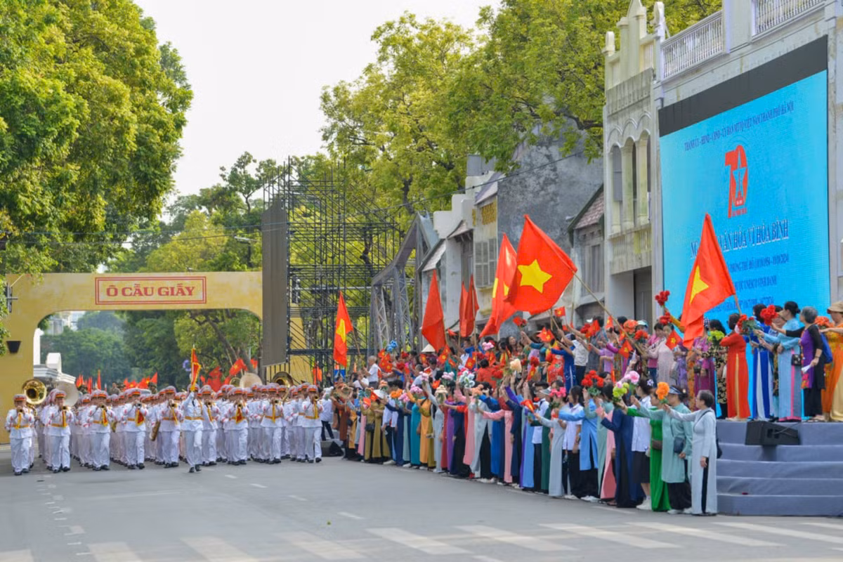 Hơn 8.000 người đại diện cho các tầng lớp nhân dân Thủ đô tham gia Lễ khai mạc "Ngày hội Văn hóa vì Hòa bình" tại Vườn hoa Tượng đài Vua Lý Thái Tổ và xung quanh không gian đi bộ khu vực Hồ Hoàn Kiếm.