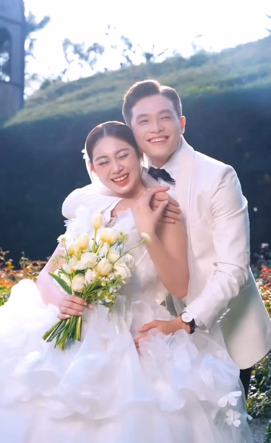Cuối cùng cô nàng cũng khoác lên mình chiếc váy cô dâu trong bộ ảnh cưới.