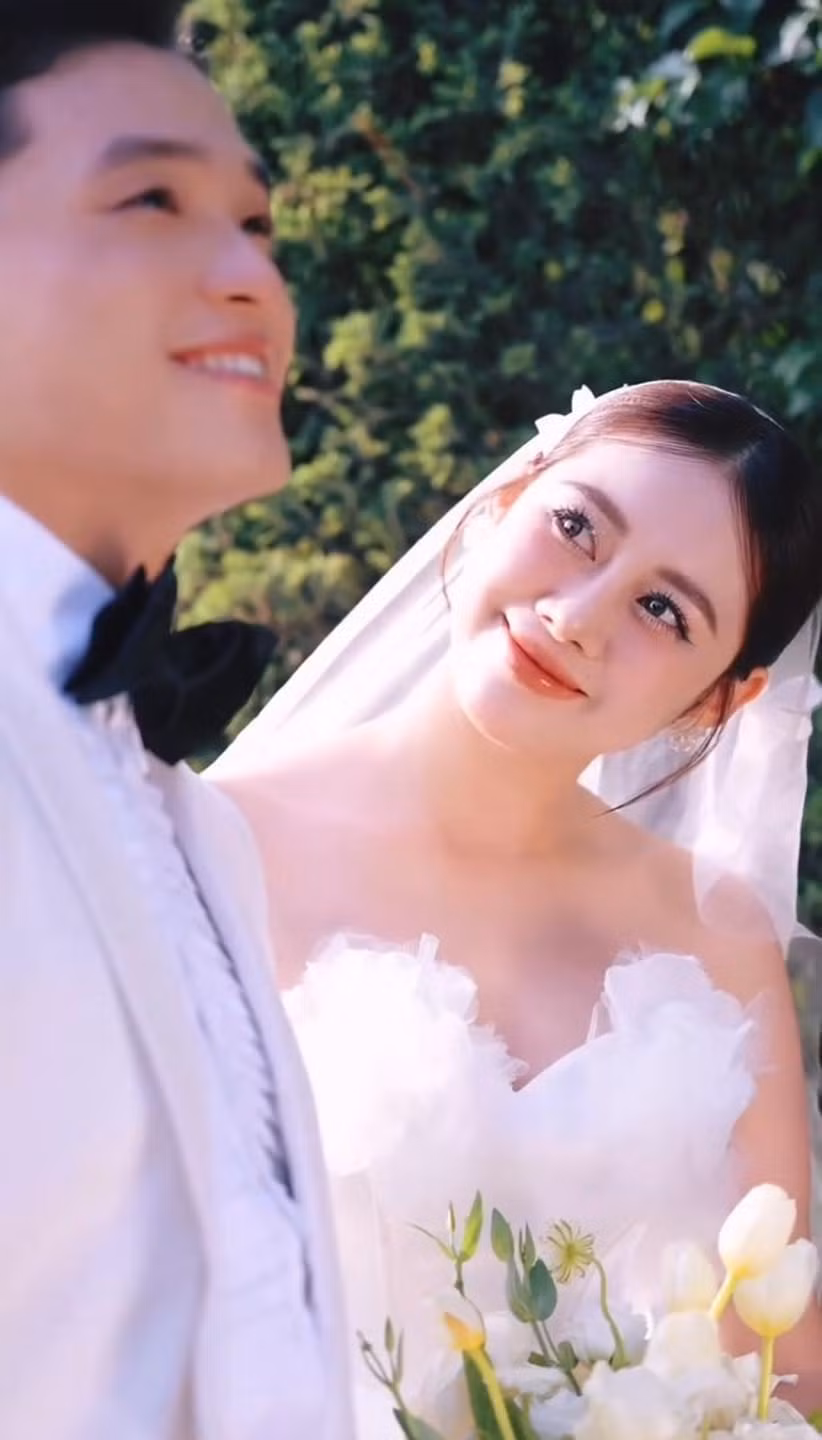 Nàng Tiktoker trong chiếc váy cưới ánh lên nét rạng ngời, hạnh phúc.