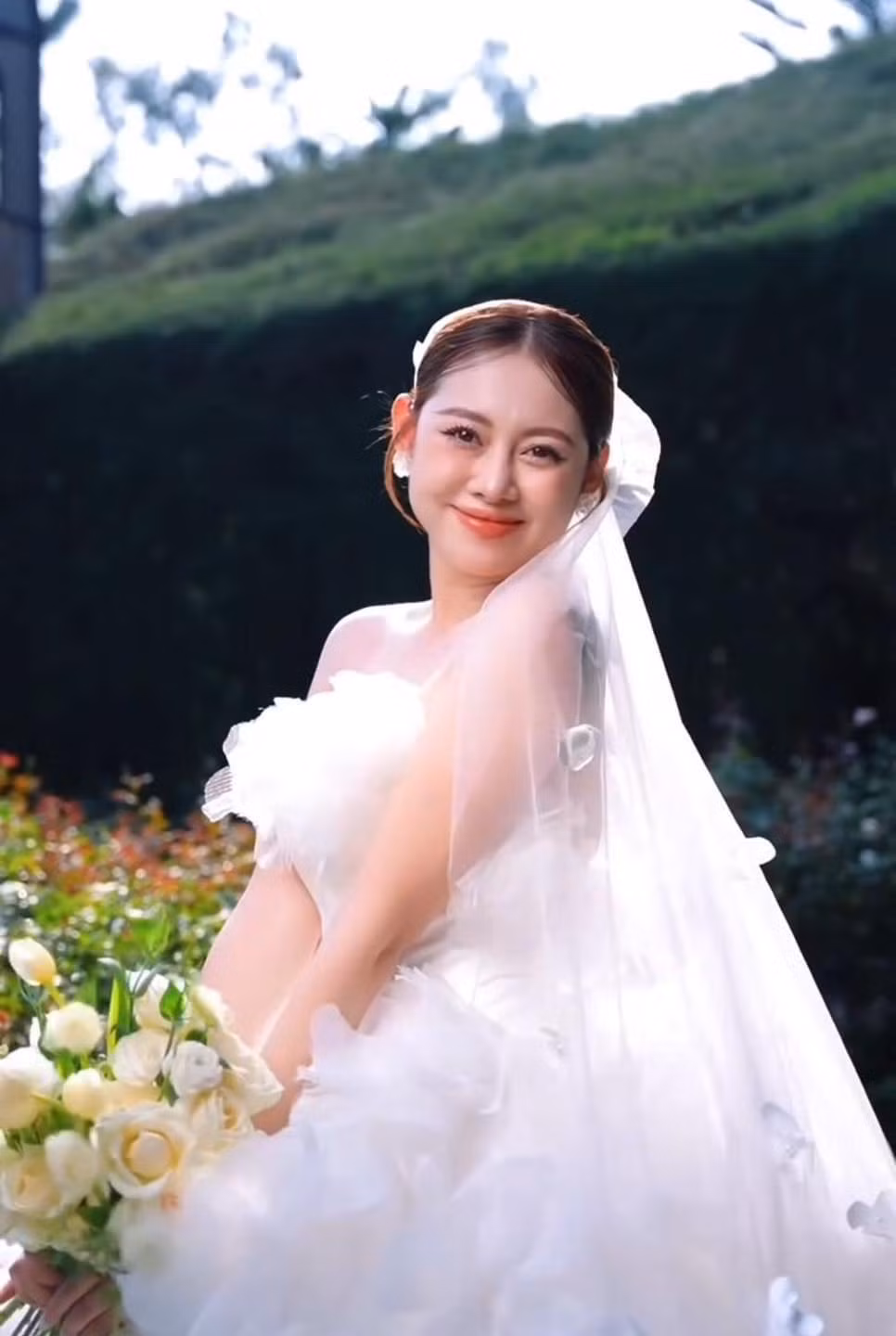 Mới đây trên trang cá nhân, nàng Tiktoker đã "đánh úp" người theo dõi với bộ ảnh cưới đẹp như mơ. Cô hạnh phúc chia sẻ: “Cái kết của 6 năm yêu nhau. Chúng ta chính thức có danh phận để chăm sóc gia đình của nhau".