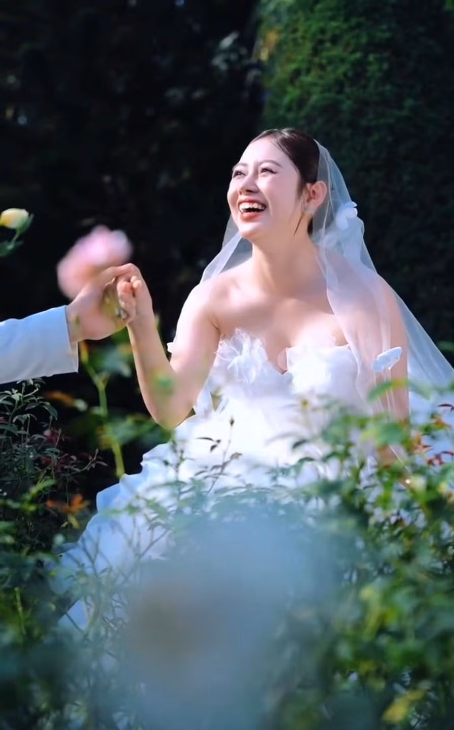 Chỉ sau ít giờ đăng tải, loạt ảnh cưới đã thu hút hơn 1 triệu lượt xem và hàng trăm nghìn bình luận bày tỏ sự bất ngờ và cũng không quên gửi lời chúc phúc tới cặp đôi.