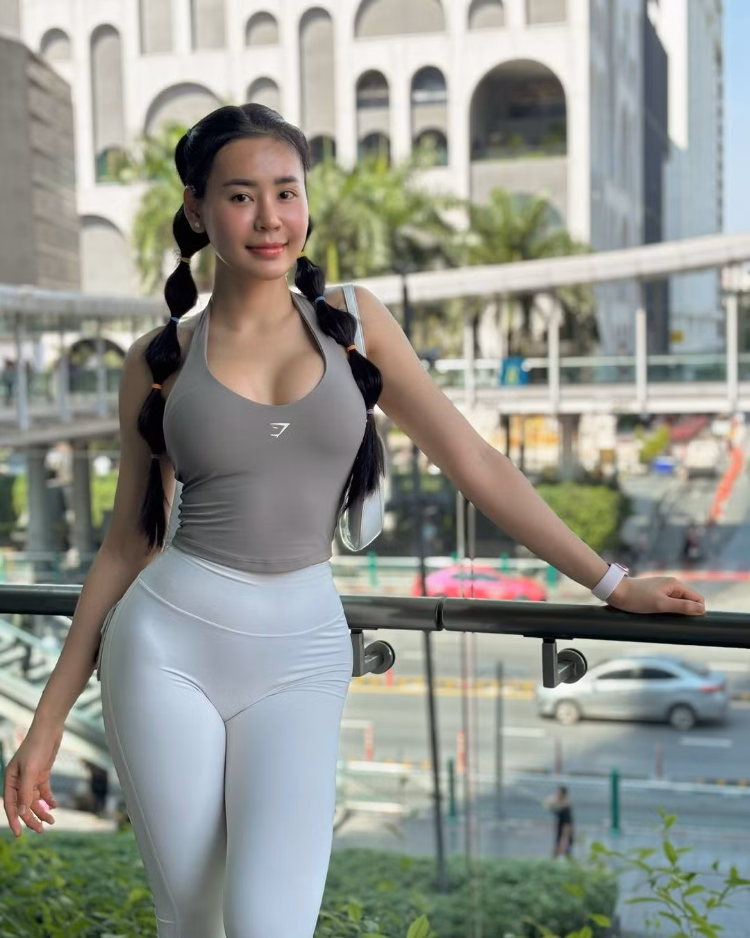 Theo đó, Phương Trng lựa chọn chiếc quần trắng ôm sát cơ thể, có phần nhún ở phía sau, càng tôn lên vòng 3 khủng.