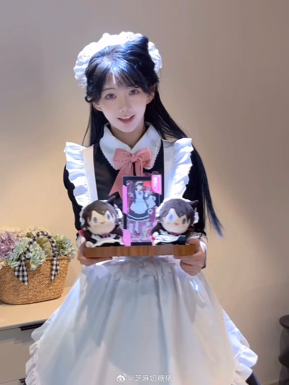 Cô nàng sở hữu đôi mắt to tròn lấp lánh, sống mũi thẳng tắp cùng làn da trắng phát sáng.
