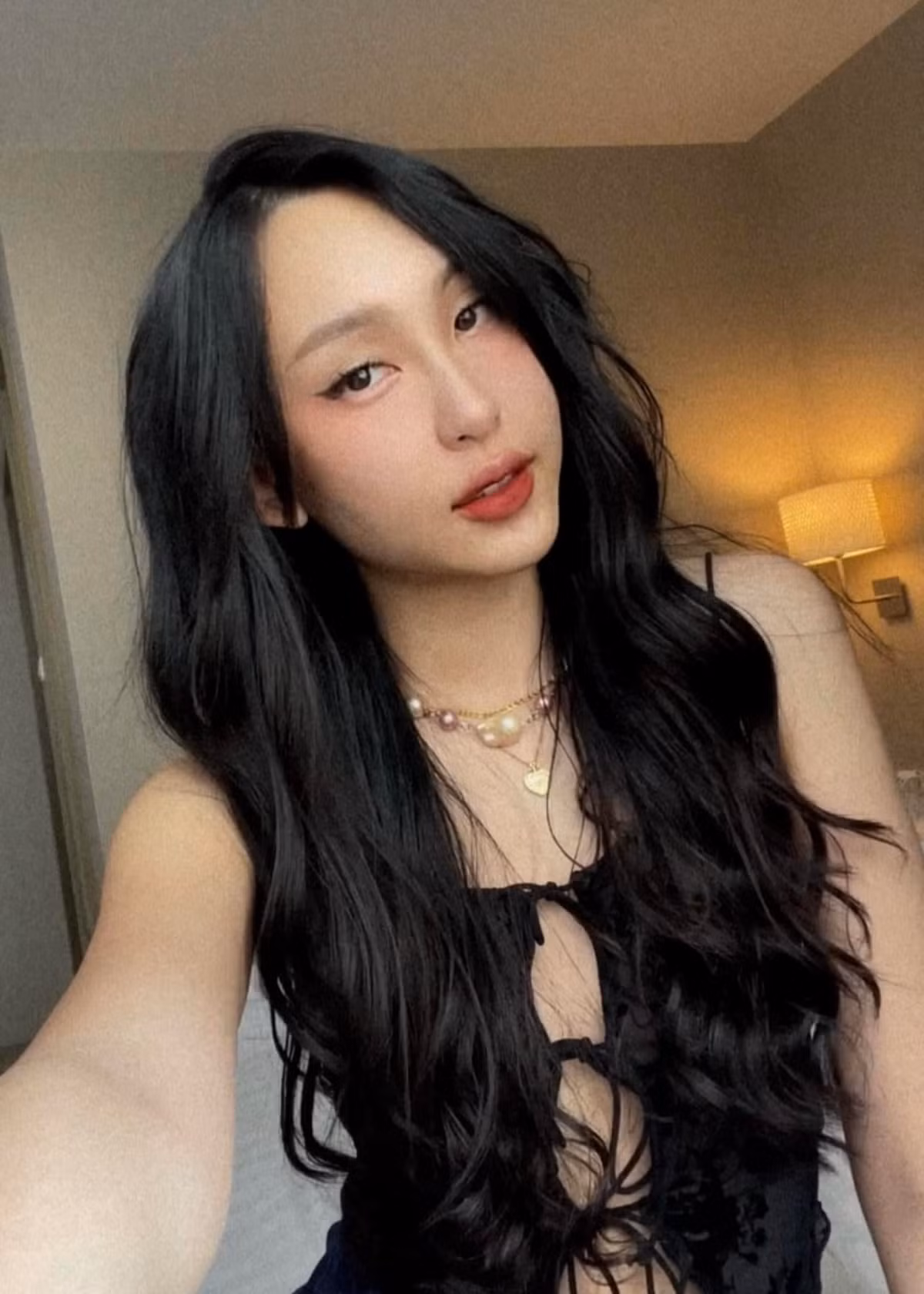 Phạm Mi cũng làm người mẫu ảnh và TikToker trên mạng với hàng nghìn lượt theo dõi.