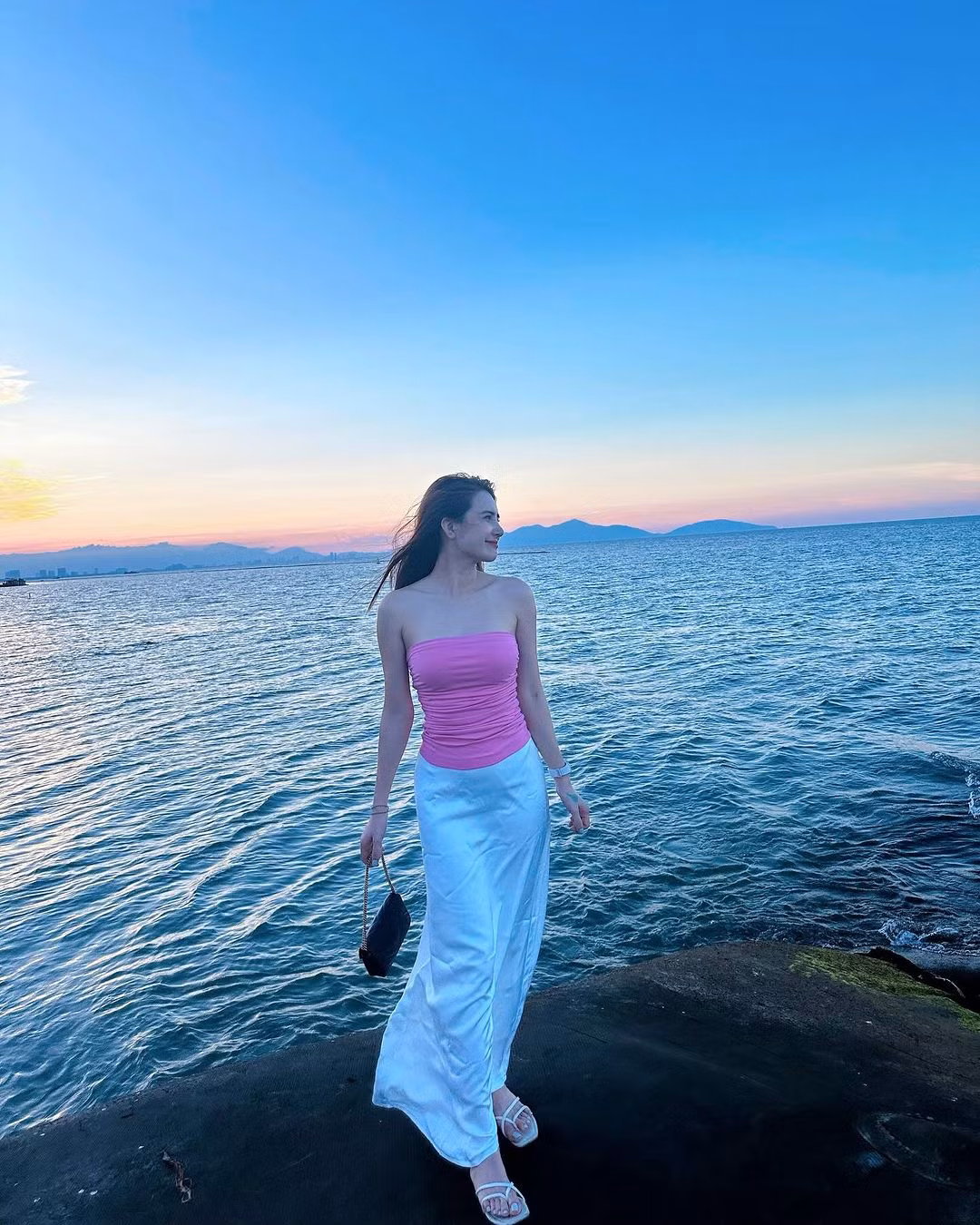 Tuy nhiên, đường tình yêu của em gái Công Vinh lại khá lận đận. Cô từng trải qua một lần đổ vỡ và cuộc hôn nhân này chỉ kéo dài 1 năm. Năm 2015, Khánh Chi ly hôn sau khi sinh con gái được 1 tháng.