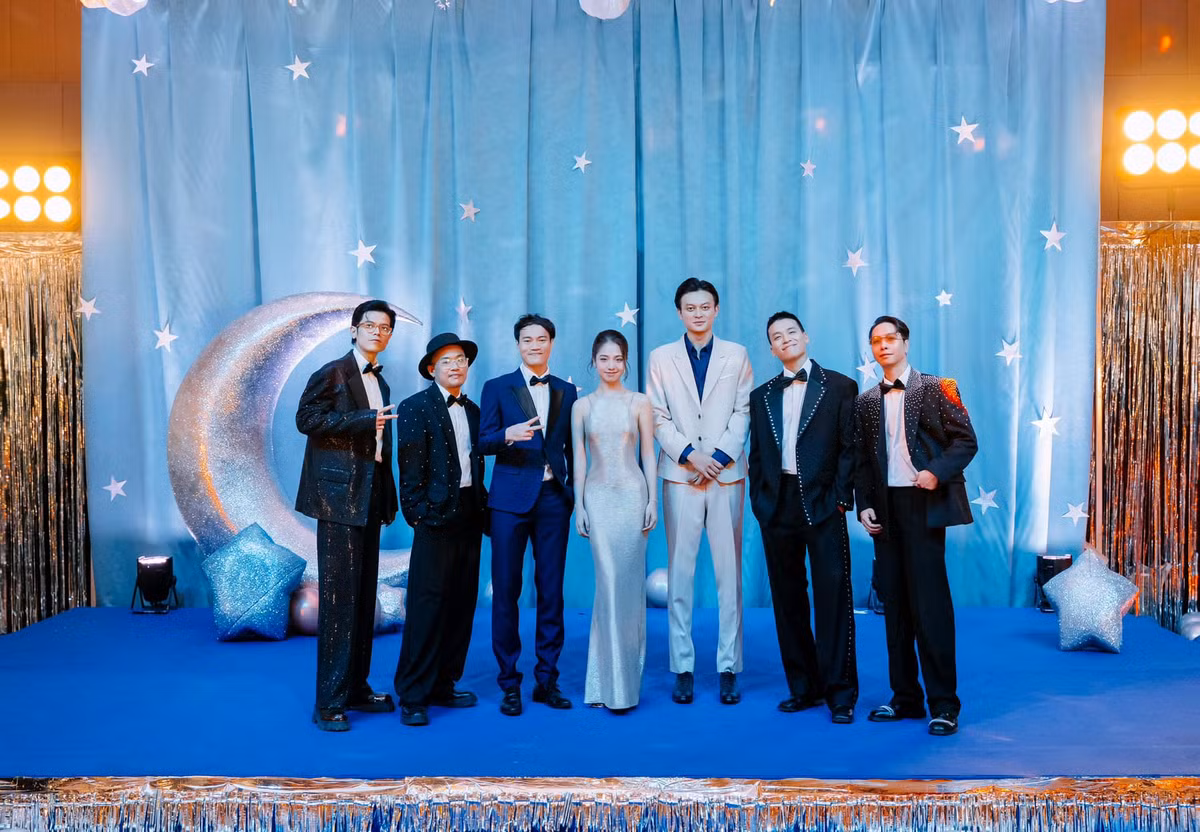 Nhiều người cũng đã chú ý đến nữ chính trong màn cầu hôn của tiền đạo người Hải Dương. Dù chỉ nhìn thấy bóng lưng của nữ chính, nhiều người đồn đoán đây hẳn là một cô gái rất xinh đẹp. Ngay lập tức, có người đã tìm ra danh tính của cô gái này.