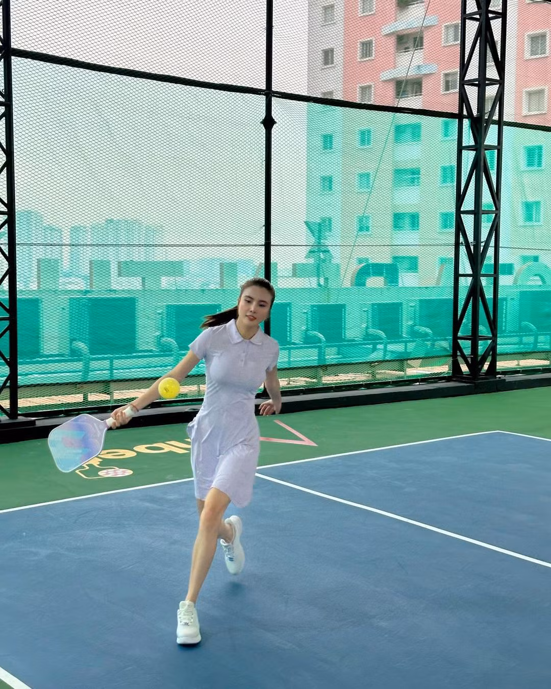 Chia sẻ khi đăng tải những tấm hình trên sân pickleball, Khánh Chị bày tỏ: Cô cho biết: "Làm những gì mình thích đó là tự do, thích những gì mình làm đó là hạnh phúc". (Ảnh: IGNV)