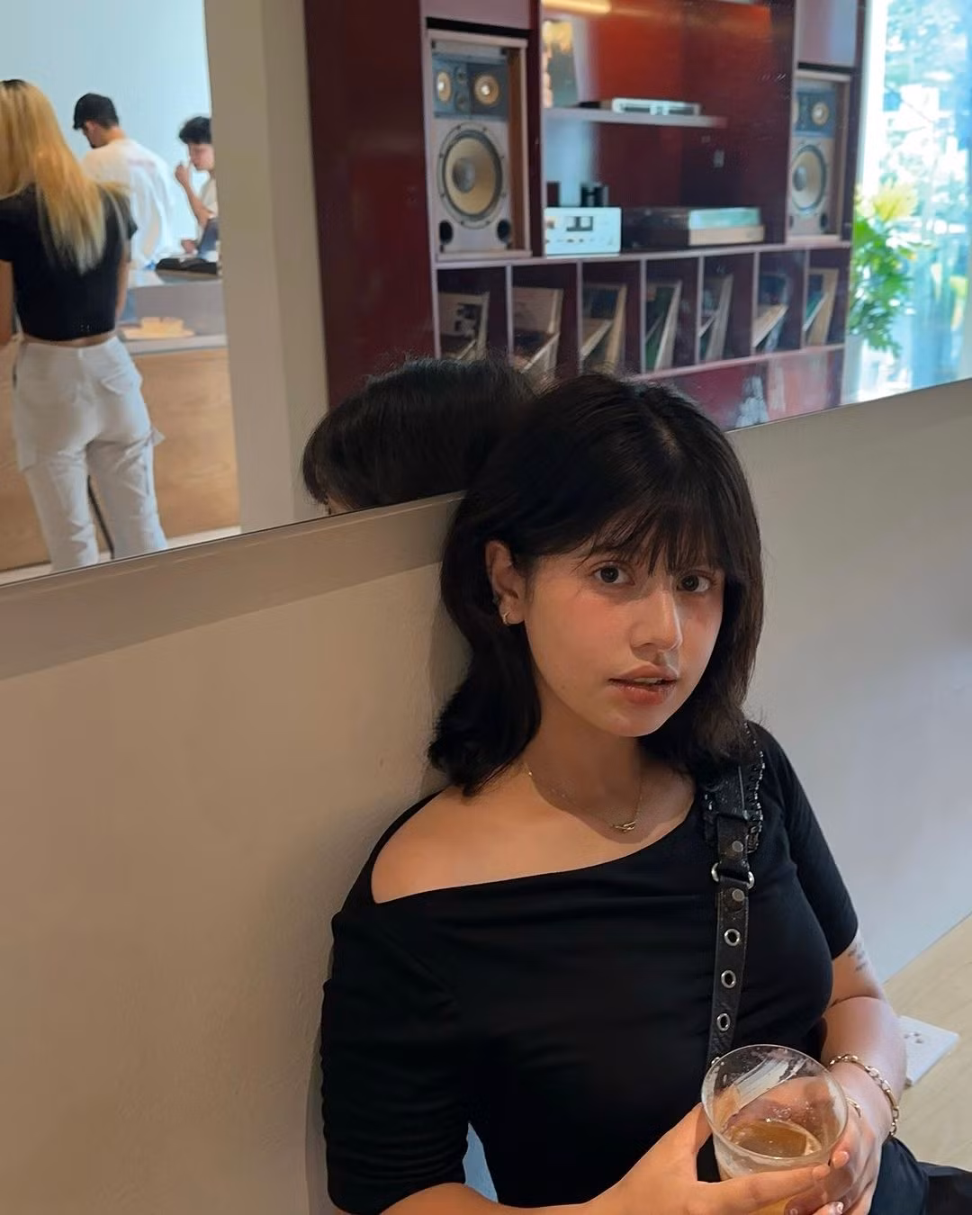 Với làn da trắng và gương mặt bầu bĩnh, Ebra Lê thường xuyên làm mới bản thân bằng cách thay đổi những màu tóc khác nhau, lúc thì màu trầm dịu dàng, lúc lại là màu tóc sáng cá tính, nghịch ngợm hơn.