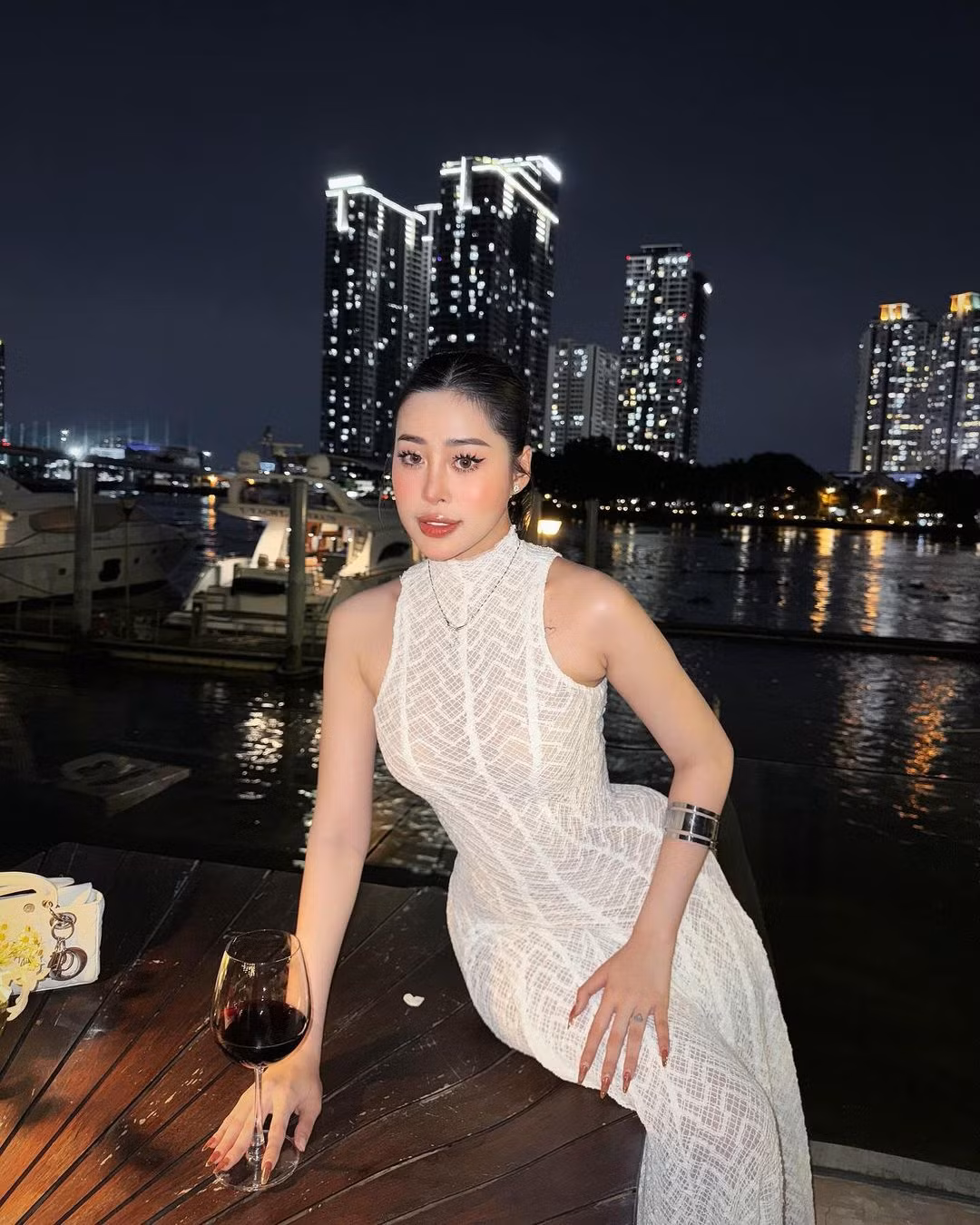 Cô sở hữu khuôn mặt xinh xắn cùng vóc dáng nóng bỏng và đôi chân dài miên man.