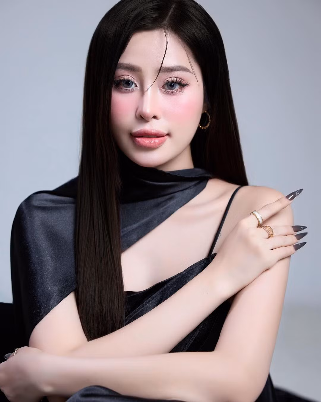 Thời gian gần đây, Hồng Vy thường xuyên xuất hiện với hình ảnh sang chảnh, quý phái, được nhiều người nhận xét ra dáng dấp một "quý bà".