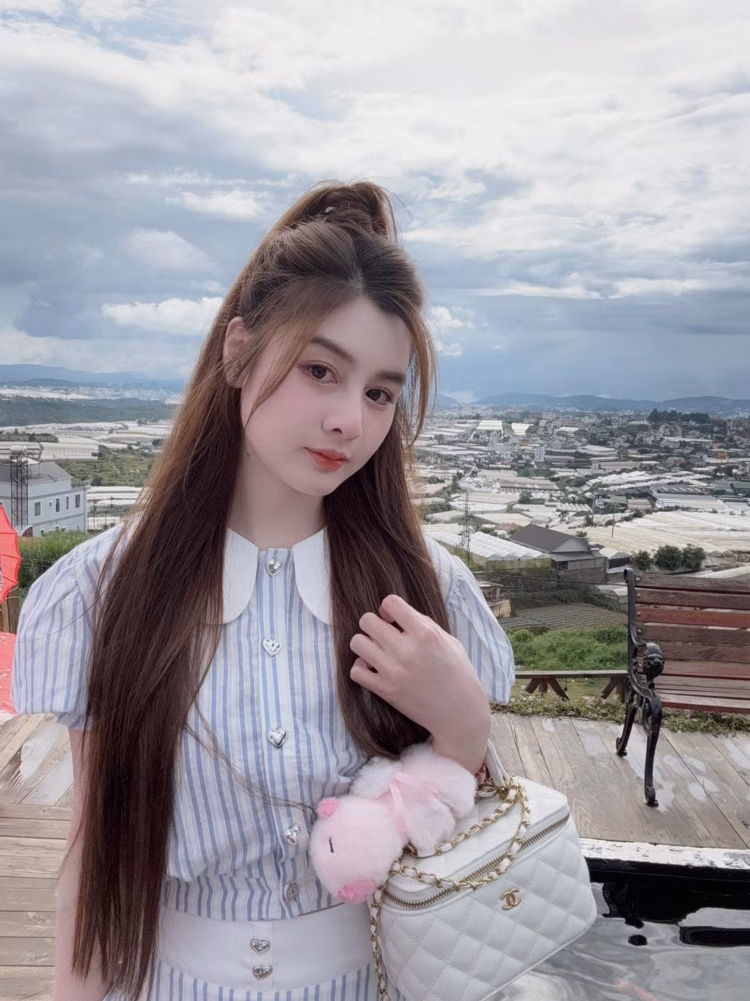 Trong những bức hình mới được đăng tải, Tuyết Mai cho thấy cuộc sống vui vẻ, bình yên. Cô nàng cũng có bộ sưu tập đồ hiệu khiến nhiều cô gái mơ ước.