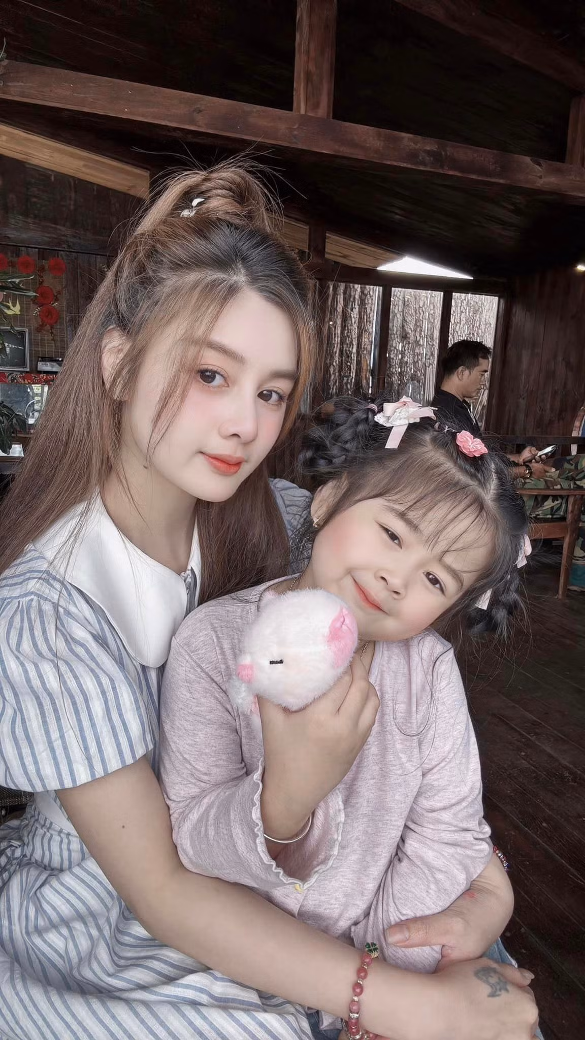 Em bé sở hữu những nét đẹp của mẹ. Tuyết mai cũng thường xuyên đăng tải hình ảnh con gái lên trang cá nhân.