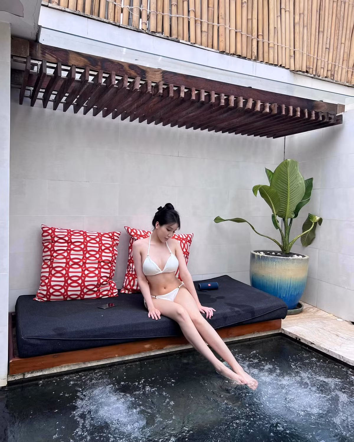 Fan của cô nàng cũng cho rằng, từ ngày tuyên bố đường ai nấy đi với cựu tuyển thủ VCS - Zeros, Yogurt Ng thoải mái chia sẻ những hình ảnh gợi cảm hơn, nếu không muốn nói là liên tiếp.