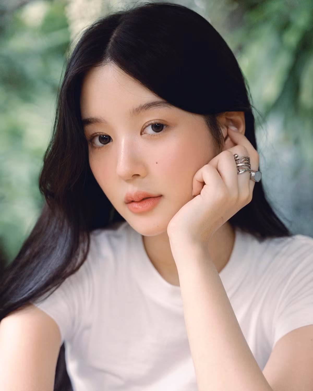 Sở hữu làn da trắng sáng, nữ diễn viên sinh năm 2000 cũng thường chọn lối makeup trong trẻo để tôn lên vẻ đẹp ngọt ngào, nữ tính.