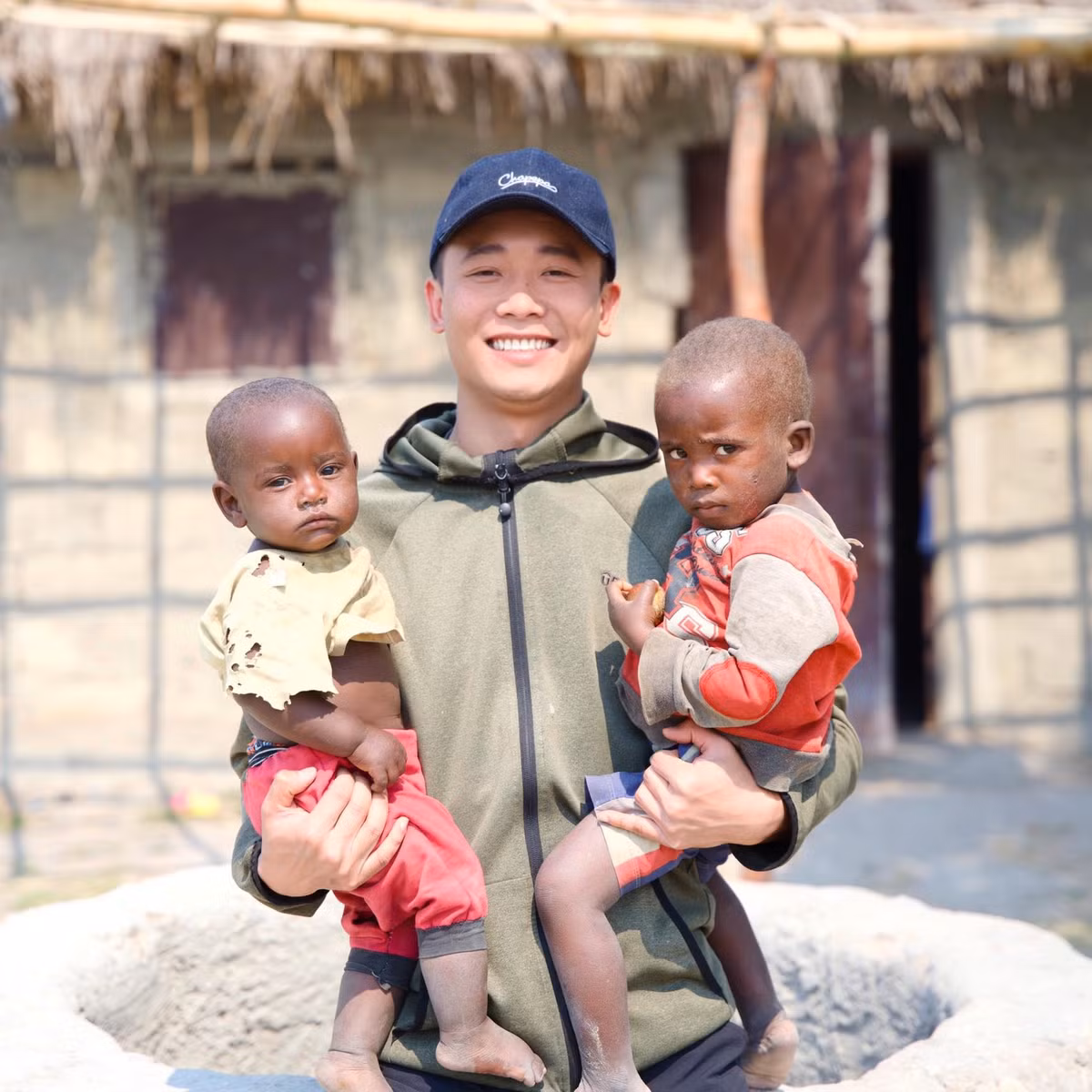 Quang Linh Vlog, tên thật là Phạm Quang Linh, sinh năm 1997 tại Nghệ An, hiện đang sinh sống và làm việc tại Angola. Anh được biết đến là một YouTuber nổi tiếng với các hoạt động từ thiện vì cộng đồng tại châu Phi.