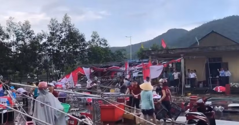 Gió bão không chỉ thổi nghiêng rạp mà cả cỗ bàn đều bị nước mưa tạt vào, gió quật bay. (Ảnh: Facebook)