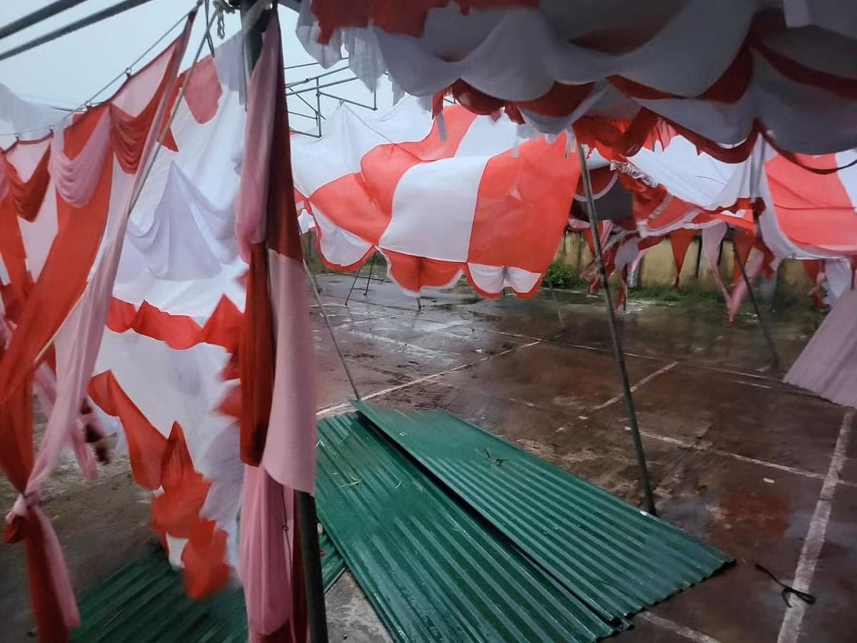 Tuy nhiên cũng có người bày tỏ sự cảm thông khi ngày vui của cặp đôi không được trọn vẹn, bởi đã quyết định ngày và cũng gửi thiệp mời đi rồi nên rất khó thay đổi.