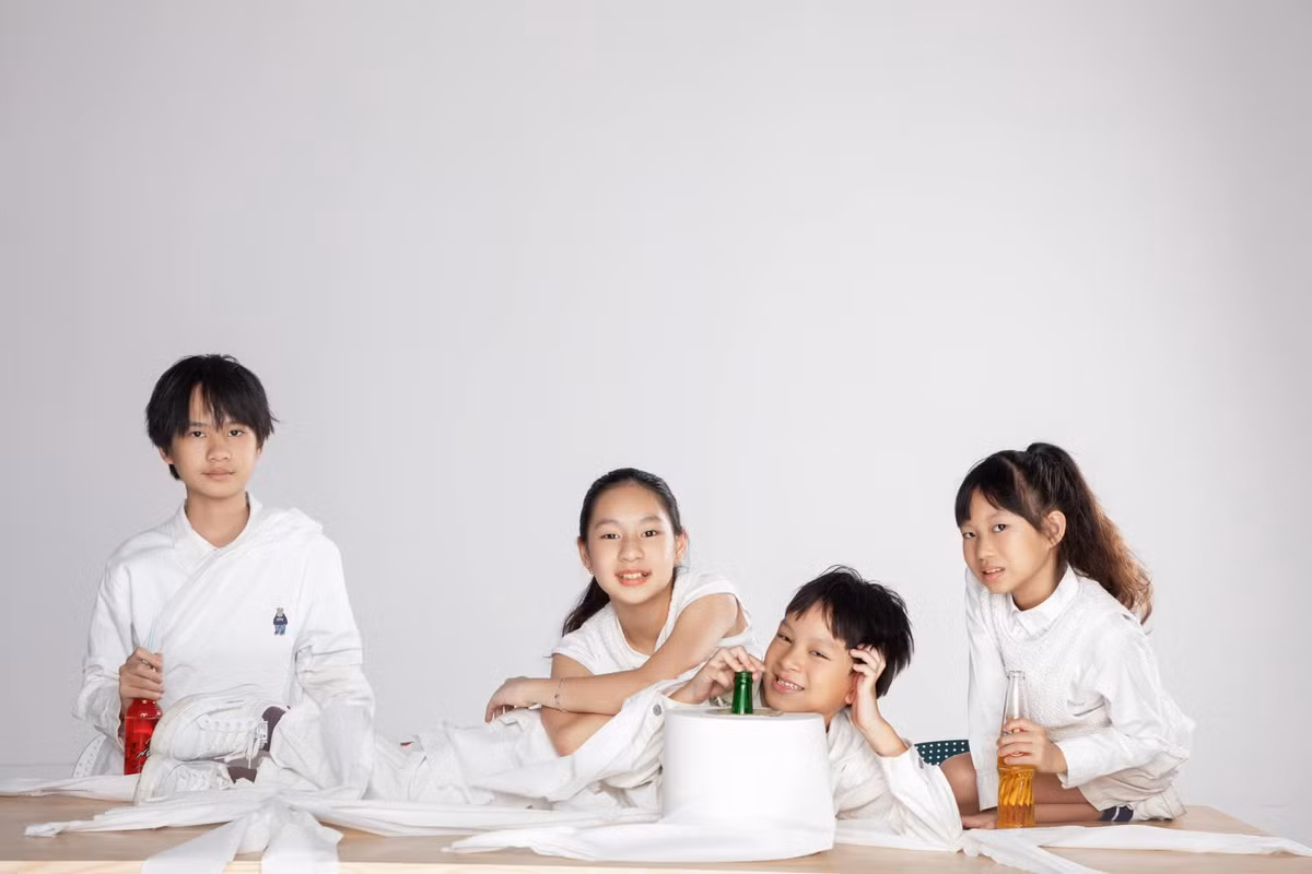 Vẻ ngoài của 4 nhóc tỳ được nhận xét thừa hưởng những nét đẹp của cả bố và mẹ.