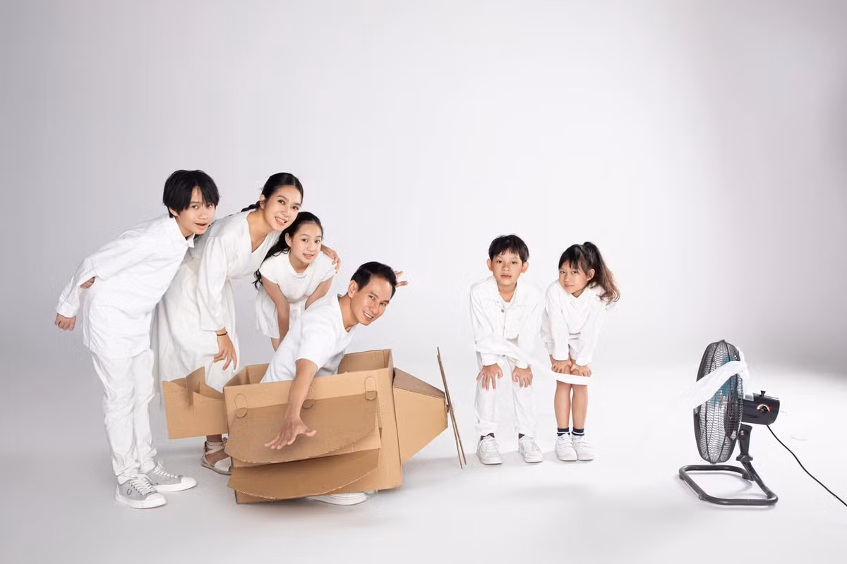Nhiều người cũng chú ý đến nhan sắc trẻ trung của Minh Hà. Nhiều người ngỡ ngàng vì "mẹ 4 con" Minh Hà ngày càng trẻ trung, xinh đẹp và hạnh phúc viên mãn bên chồng con.